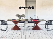 Table de réunion luxe Clessidra ovale, marbre noir design et pied Rosso Bulgare
