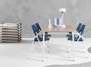 Table pliante Pliana V, pieds carrés. Table empilable par 15 horizontalement