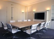 Table de réunion bois avec pieds panneaux, et fauteuils Una