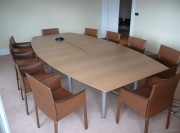 Table de réunion tonneau chêne clair avec fauteuils Pasqualina