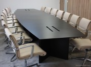 Table de réunion forme tonneau et fauteuils de réunion haut de gamme