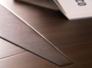 Détail insert en cuir table Lloyd
