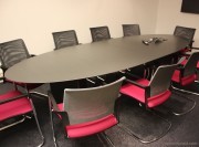 Table de réunion Sicame avec fauteuils dossier résille Mer par Kloeber