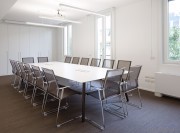 Grande table de réunion Bevel, sans pied intermédiaire