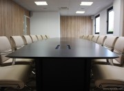 Table de réunion placage bois, chant aile d'avion, avec top access bois