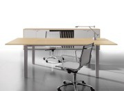 Table de réunion collection Glider chêne avec pieds décalés pour places aux extrémités