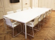 Table de réunion tense, résine blanche, sièges résille Stick
