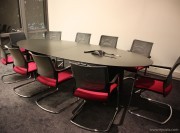 Table de réunion Sicame avec fauteuils dossier résille Mer par Kloeber