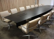 Table de réunion bois forme tonneau et fauteuils Una Executive cuir spécial