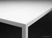 Détail plateau table Tense monomatière acrylique blanc