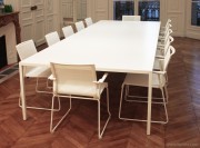 Table de réunion tense, résine blanche, fauteuils résille Stick