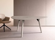 Table de réunion triangle collection Rail, placage chêne gris