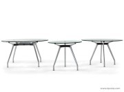 Tables rondes en verre, pieds en aluminium poli