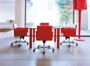 Table en verre Fagus, pieds cuir rouge
