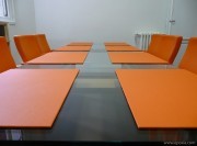 Table extensible en verre, collection Stilt avec fauteuils et sous-mains assortis