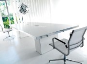 Table de réunion Wing plateau laqué blanc mat et chants aluminium poli