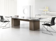 Table de réunion Wing, plateau verre laqué, pied mélaminé imitation cuir Tortora