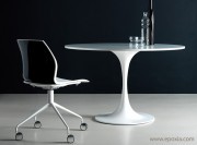 Table ronde en mélaminé Kono pied central acier peint blanc et chaise Kalea