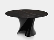 S Table, structure en S moulé en Ceramilux ®, plateau marbre Sahara noir mat.