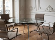 Unitable Table ronde verre transparent, fauteuils Una Management cuir taupe