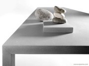 Table en pierre Tense