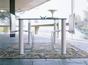 Table en verre Fagus, pieds cuir blanc