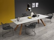 Table collection Zeus, plateau céramique marbre Calacatta, pieds bois