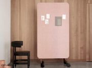 Tableau Mood Fabric Mobile en tissu rose, pieds bois