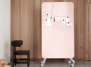 Tableau Mood Fabric Mobile en verre rose, pieds métal gris