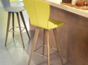 Tabouret de bar Moods rembourré, pieds bois repose-pieds inox ou noir