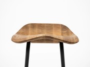 Tabouret de bar avec assise en bois.