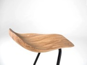Tabouret de bar avec assise en bois.