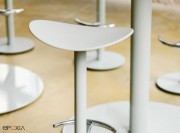 Détail assise polypro tabouret Coma