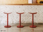 Tabouret bas Coma, piètement tube en acier laqué, assise assortie