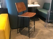 Tabouret Joe, assise et dossier en Noyer Canaletto. Pieds métal noir