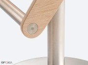Détail des finitions tabouret Woody, repose pied inox brossé