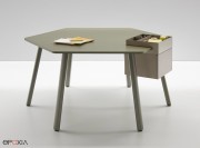 Table de réunion Hexagonale de la gamme Tknika Diverse, caisson suspendu