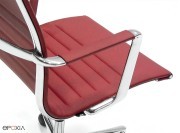 Détail accoudoirs garnis cuir sur fauteuils Una