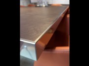 Détail plateau mélaminé imitation béton chocolat avec chant inox poli