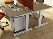 Détail bureau bench 2 personnes plateau vague pieds fixes